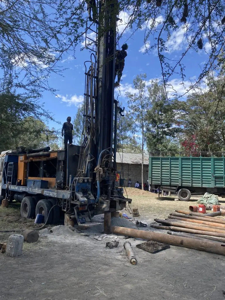 Crew on the drilling rig mast at Longonot DEB, Naivasha