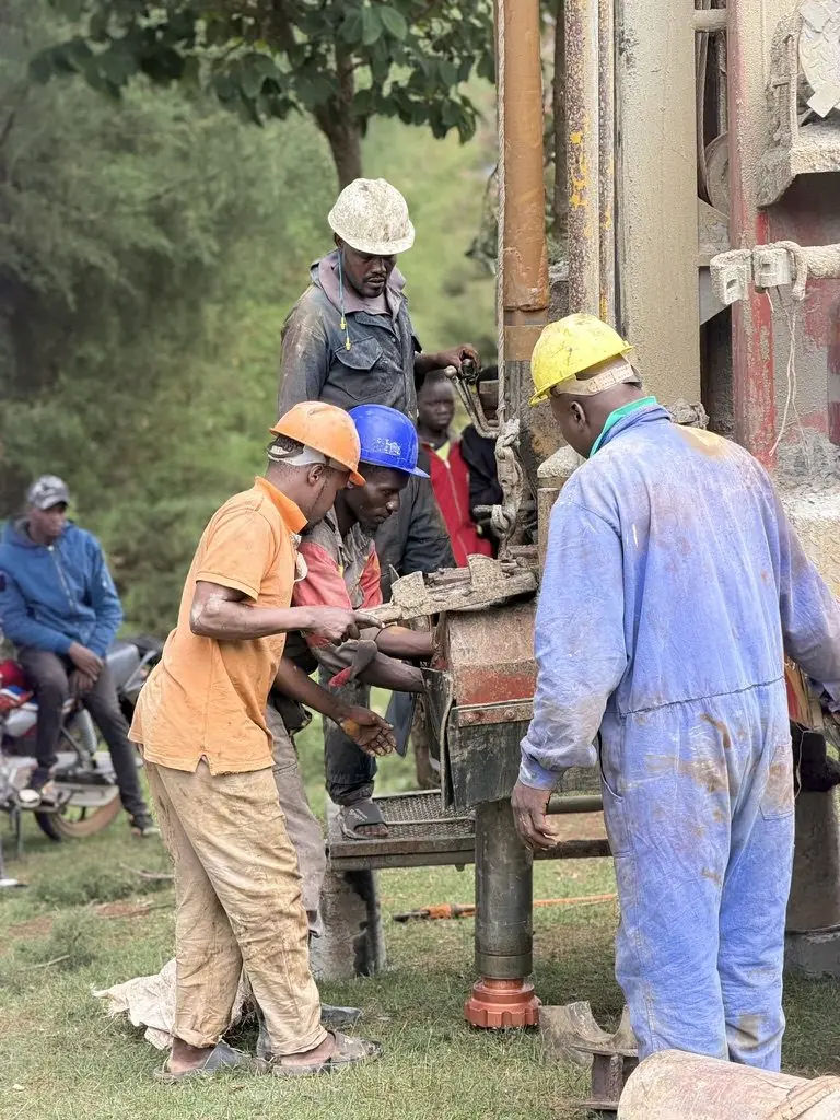 Crew working the drill string at Bishop Muge Memorial, Nandi County