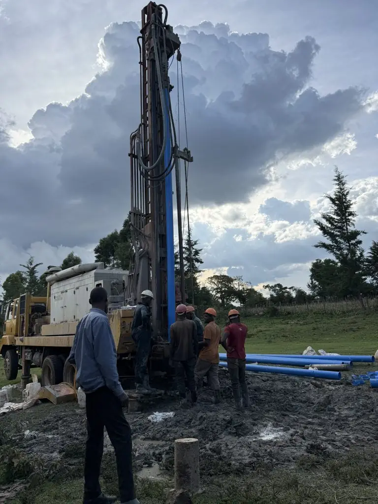 Crew in hard hats at the drilling rig at TarTar, Simat
