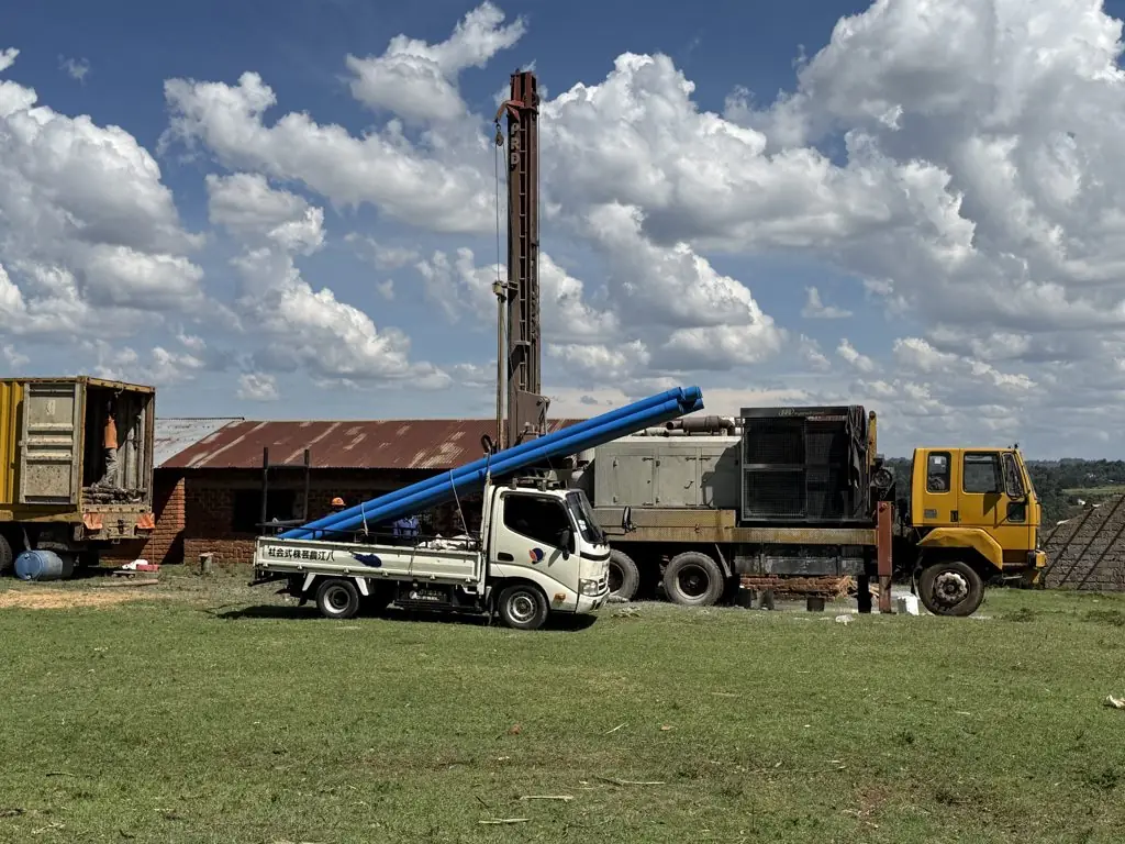 Drilling rig and pipe truck with blue casing at TarTar, Simat